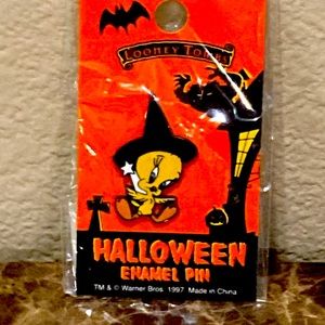 Pin - Looney Tombs Tweety Bird Halloween pin.